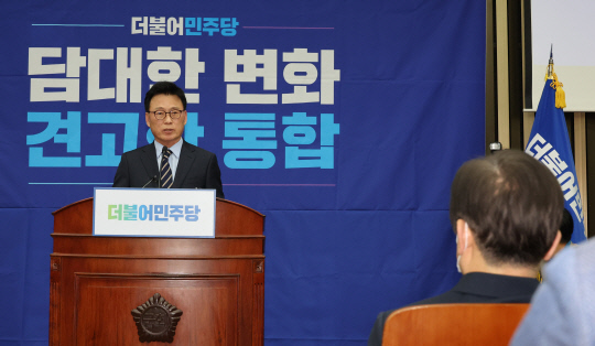 박광온 더불어민주당 원내대표가 14일 국회에서 열린 당 의원총회에서 발언하고 있다. 오른쪽 뒷모습은 이재명 대표. 연합뉴스.